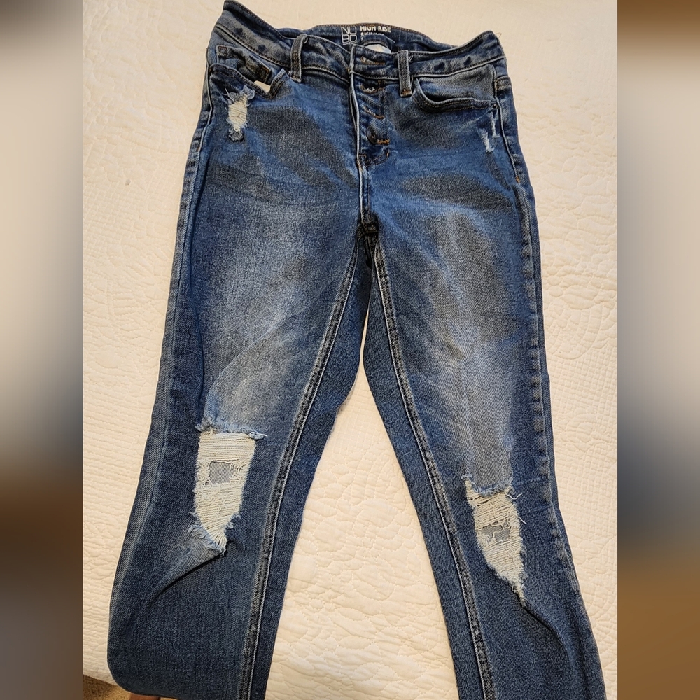 No boundaries distressed jeans